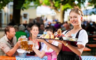 Bayern das beliebte Reisegebiet: Im Biergarten - eine gute Brotzeit - deutsche Kultur