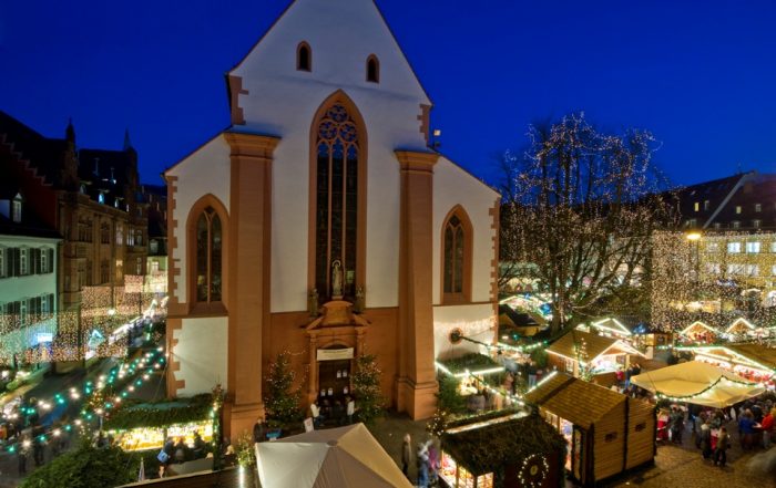 Freiburger Kirche mit Weihnachtsmarkt