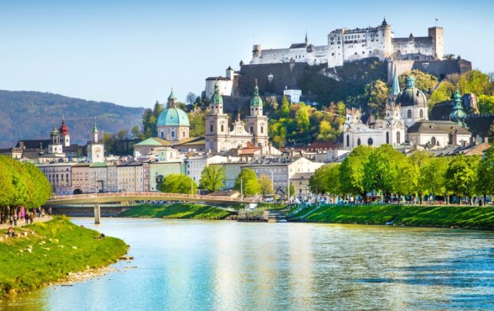 Blick auf Salzburg und die Festung Hohensalzburg an der Salzach im Sommer