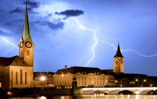 Fraumünster Zürich bei Gewitter