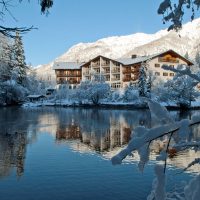 Hotel Badersee Aussenansicht mit See_H66096