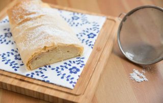 Topfenstrudel am Stueck