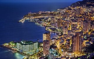 Blick auf Monaco bei Nacht