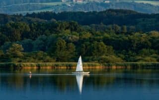 Segelboot auf dem Chiemsee - Seen Bayerns