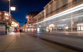 Bewegungsaufnahme einer Stadtbahn in Graz bei Nacht