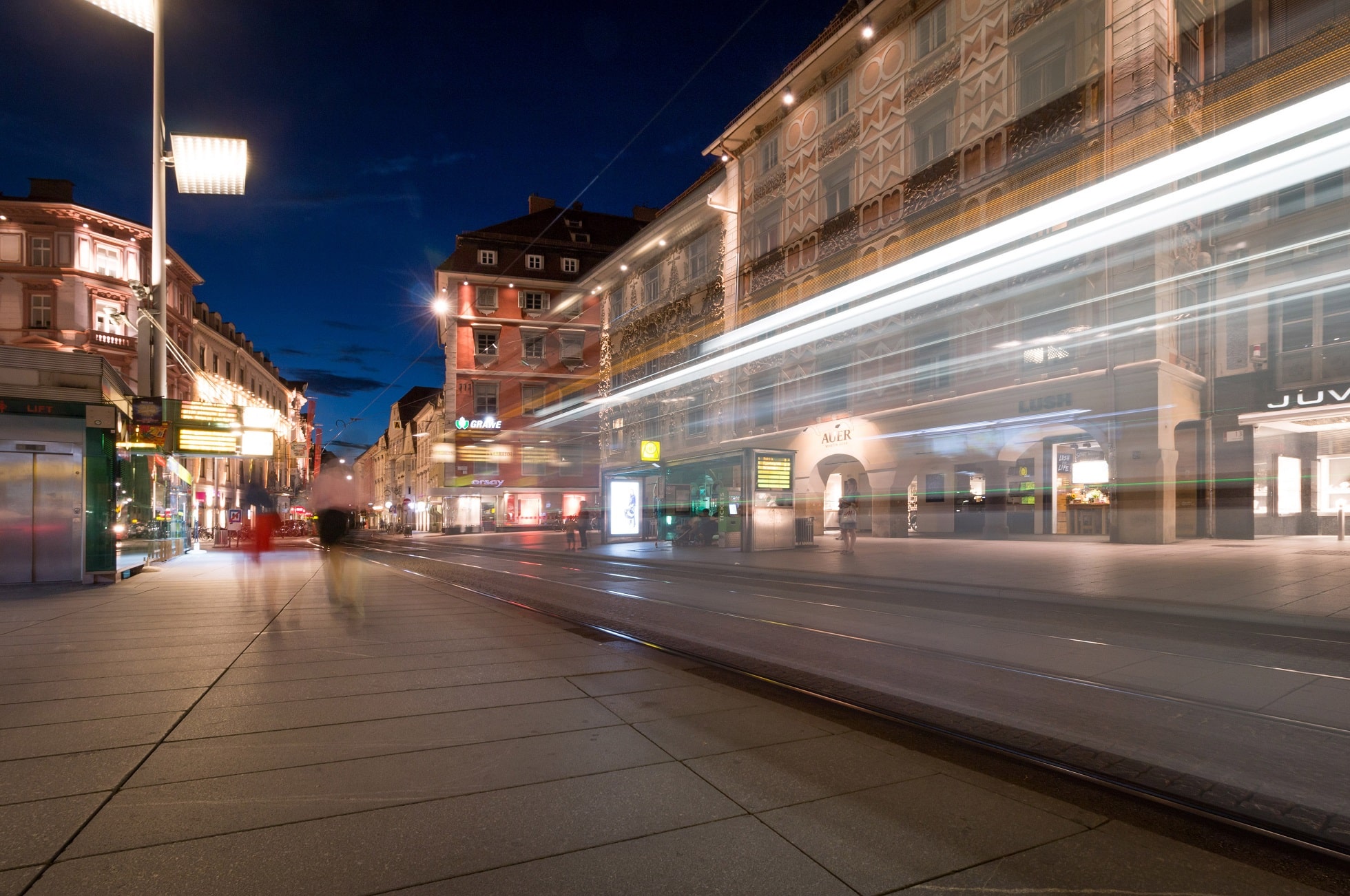 Bewegungsaufnahme einer Stadtbahn in Graz bei Nacht