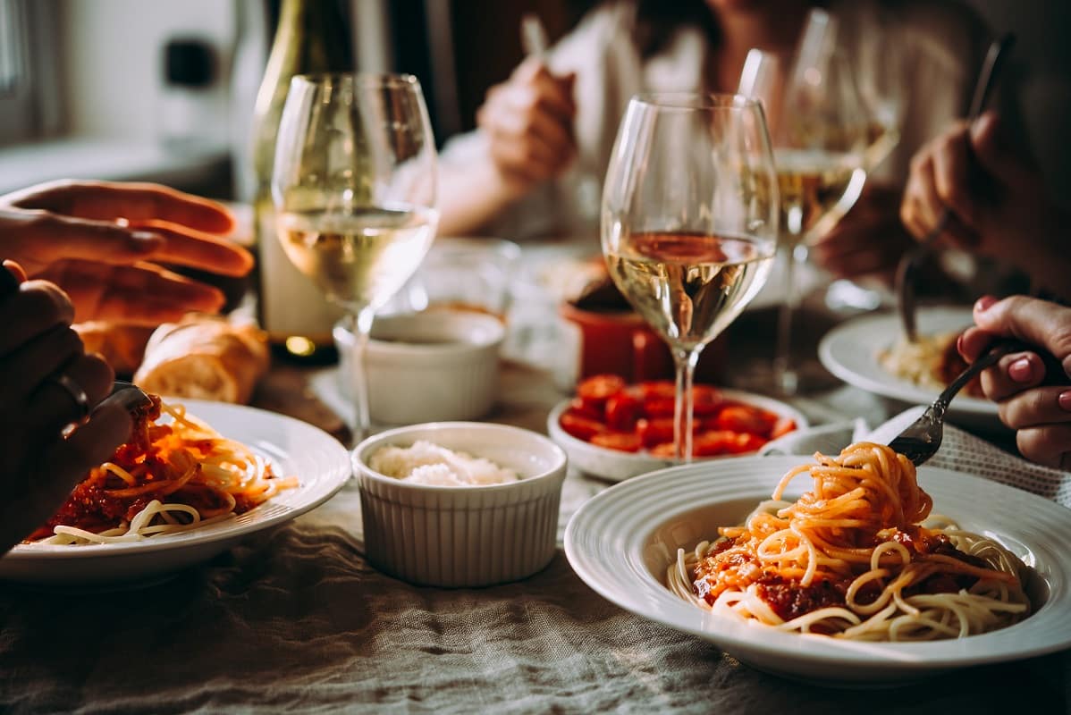 Friends having a pasta dinner - Die besten italienischen Restaurants