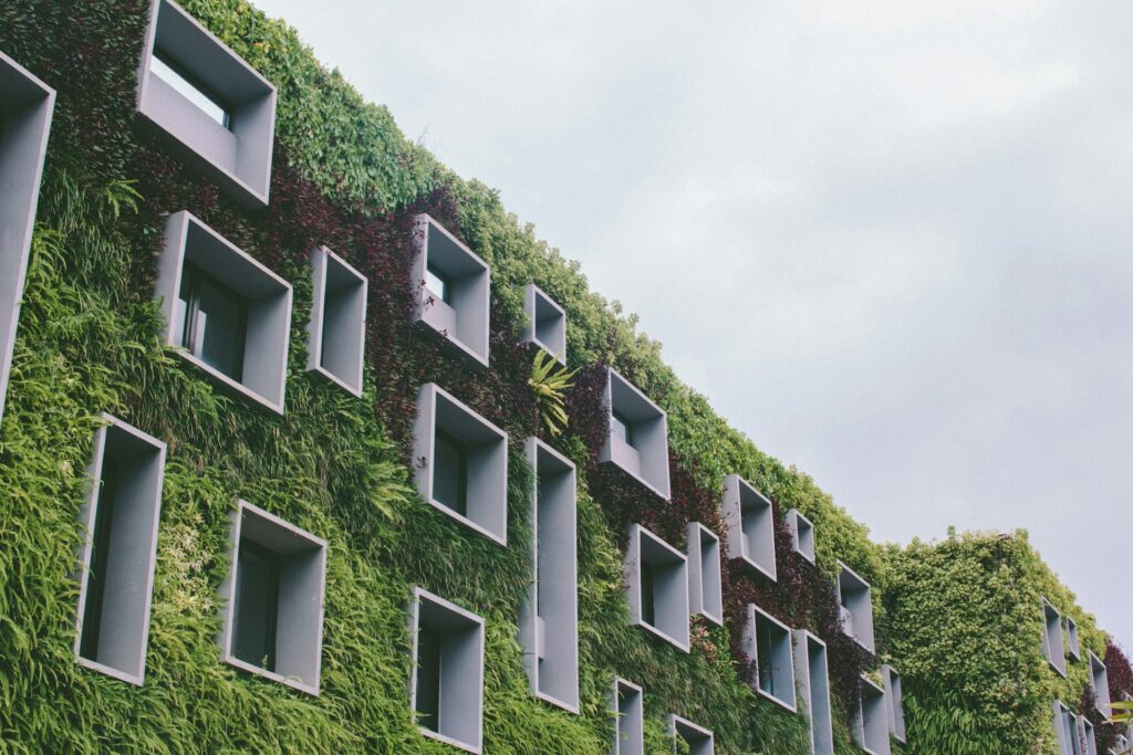 Begrünte Fassade eines modernen Hauses