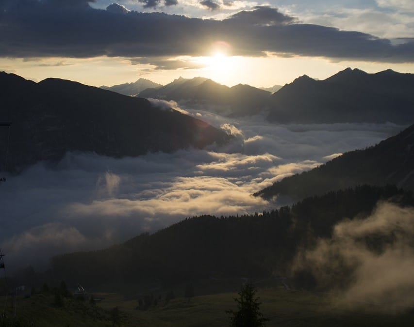 Berge bei Sonnenaufgang mit Nebel im Tal