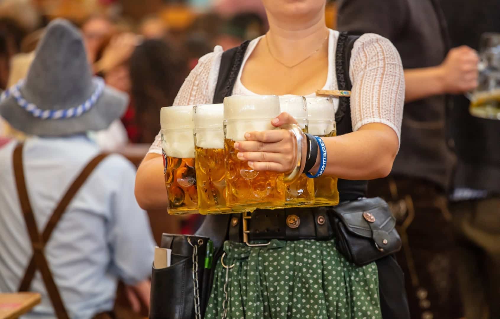 Kellnerin auf dem Oktoberfest in München mit Bierkrügen