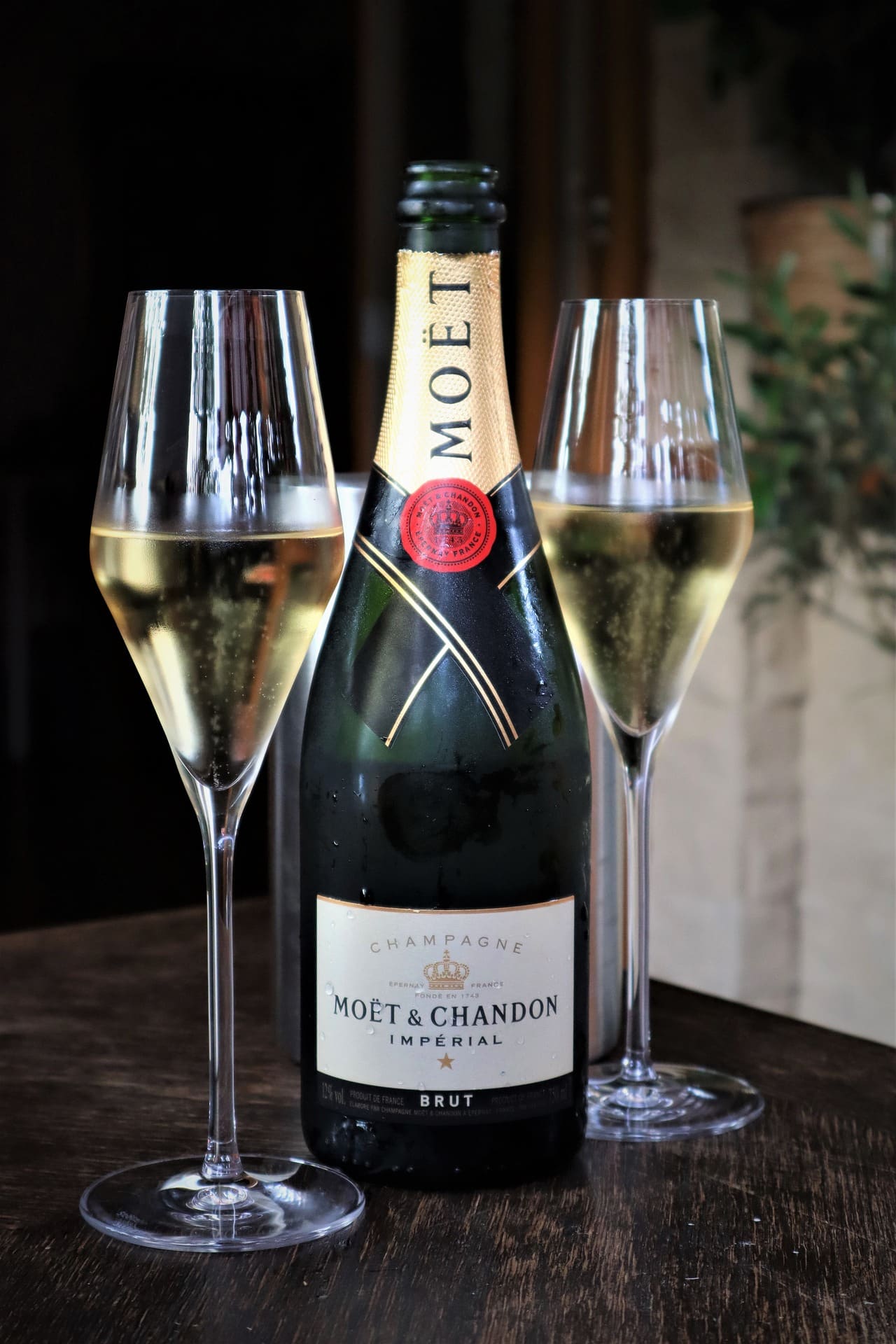 Flasche Moët & Chandon Champagner mit 2 gefüllten Champagner Flöten