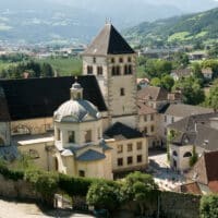 Augustiner Chorherrenstift Neustift in der Gemeinde Vahrn bei Brixen in Südtirol in Norditalien mit dem Kirchturm der Stiftskirche (Basilika) "Unsere liebe Frau“.