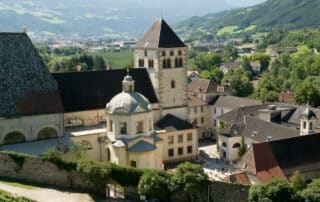 Augustiner Chorherrenstift Neustift in der Gemeinde Vahrn bei Brixen in Südtirol in Norditalien mit dem Kirchturm der Stiftskirche (Basilika) "Unsere liebe Frau“.