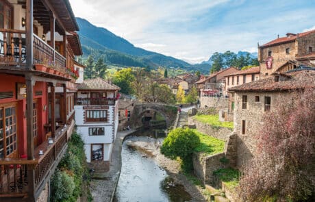 Potes Bergdorf in den Picos de Europa, Spanien