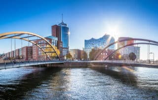 Panorama in Hamburg mit Elbphilharmonie und Brücken