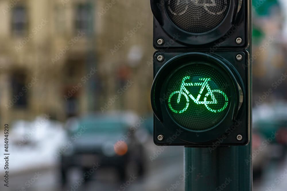 Ampel mit Fahrradsymbol zeigt Grün an.