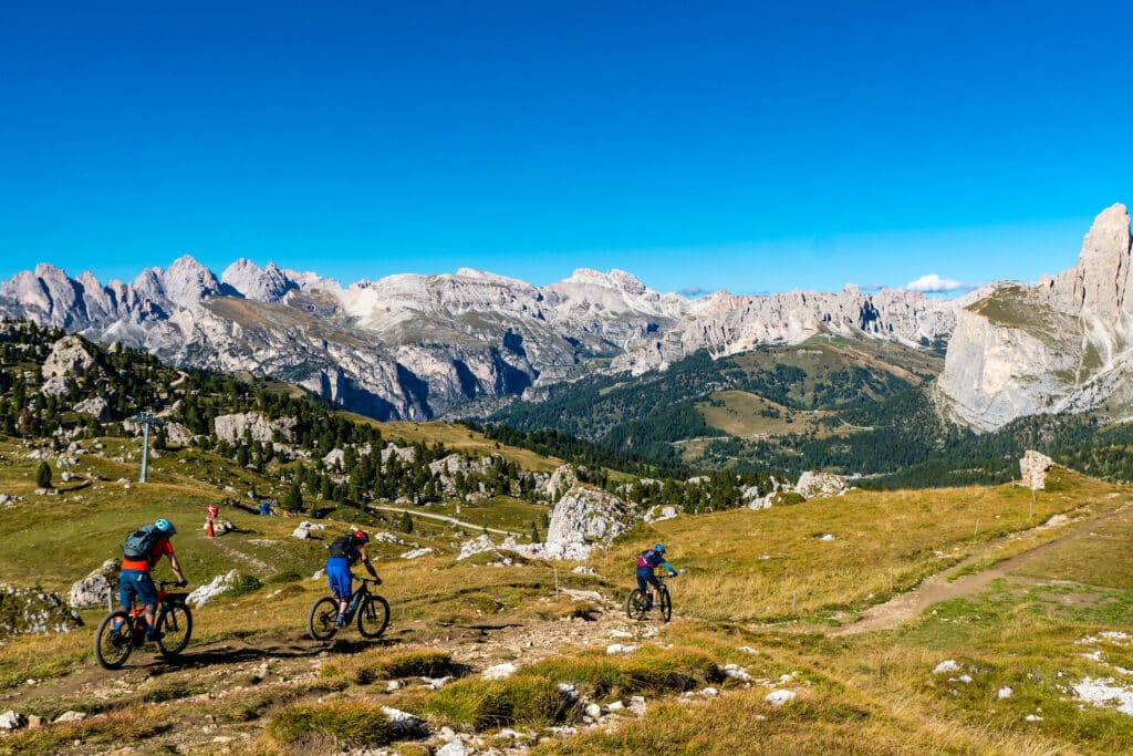 Mountainbiker auf Downhillpfad in den Dolomiten bei strahlend blauem Himmel im Sommer