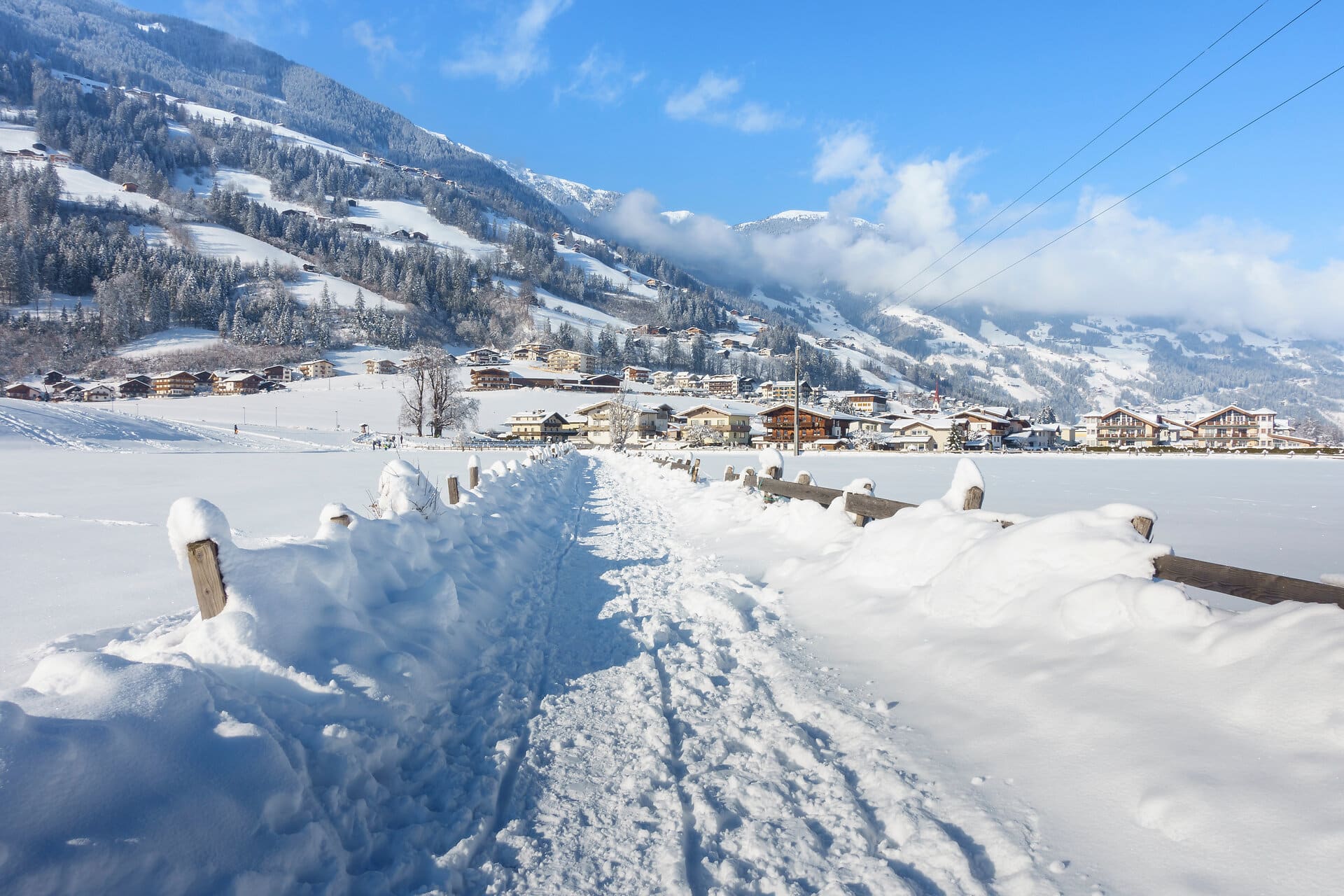 Verschneiter Fußweg mit Schlittenspuren im Zillertal