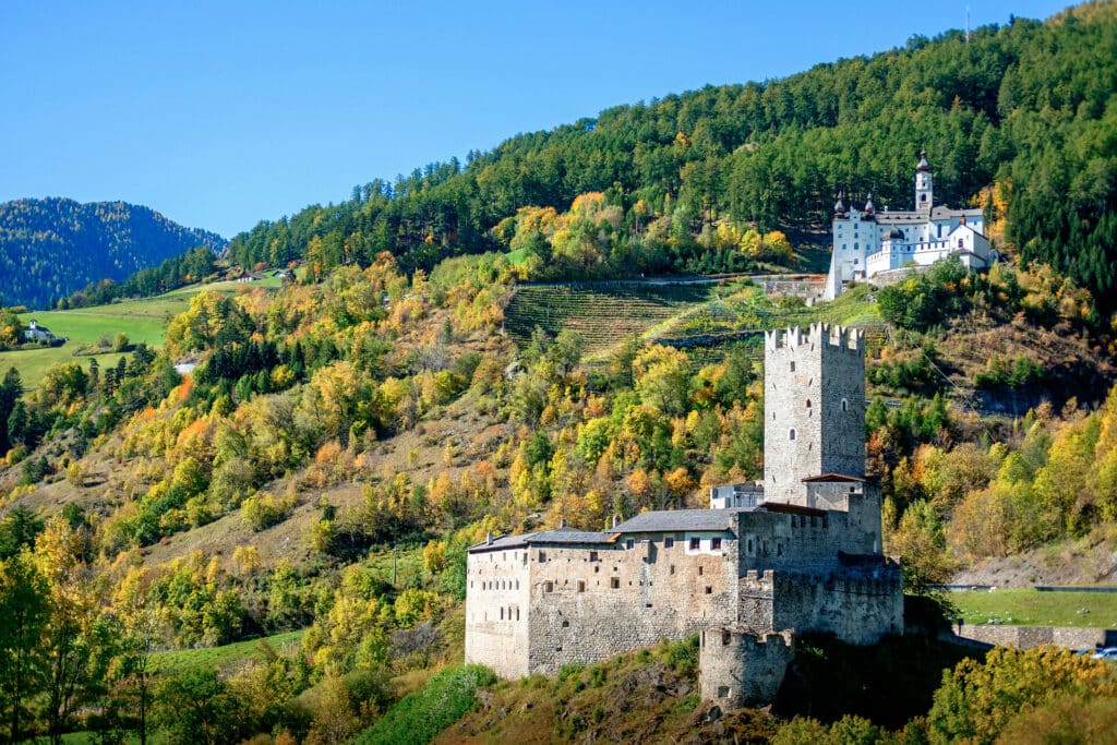 Abtei Marienburg und Fürstenburg im Herbst in Burgeis, Südtirol