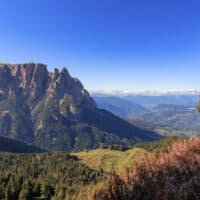 Weiter Blick auf den Schlern und die Südtiroler Landschaft