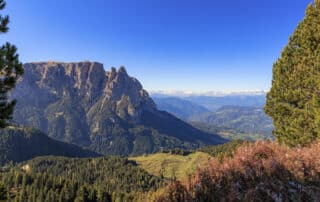 Weiter Blick auf den Schlern und die Südtiroler Landschaft