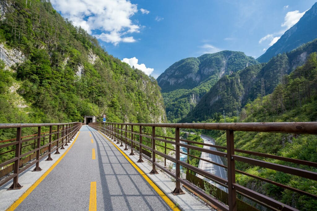 Radweg-Brücke des Alpe-Adria Radwegs in Italien in den Bergen