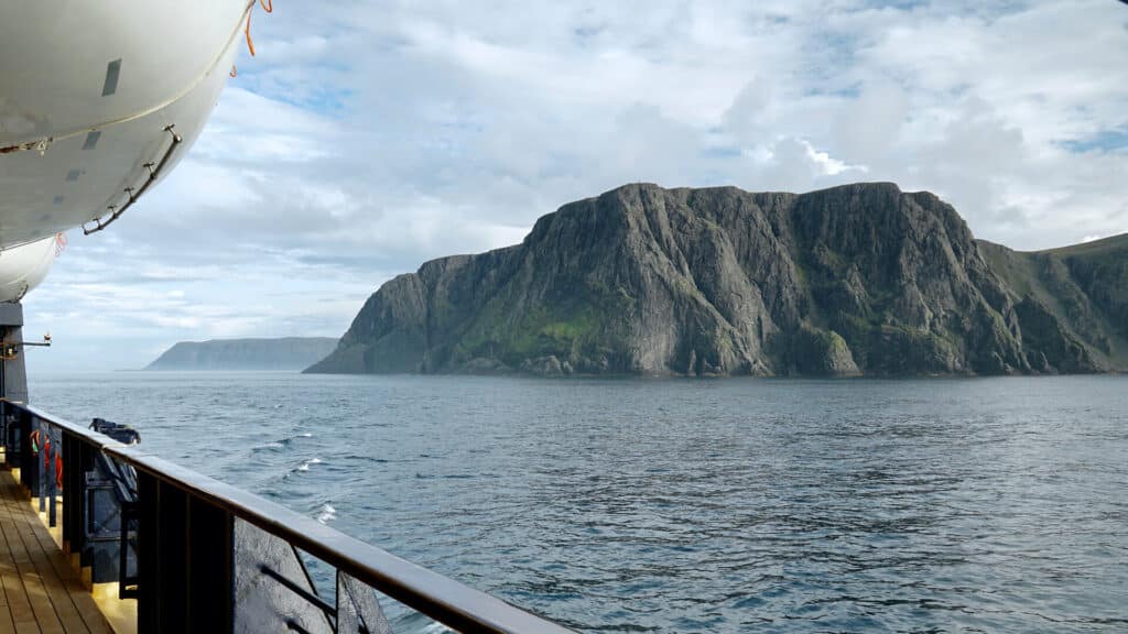 Norwegens Felsenküste von Bord eines Schiffes aus fogografiert.