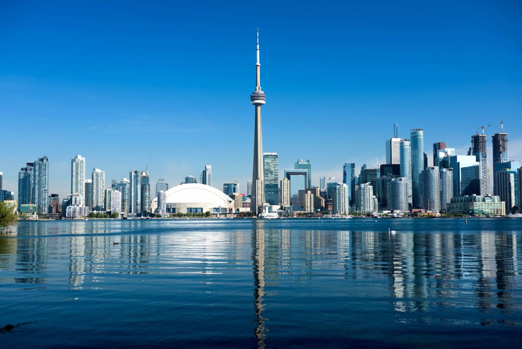 Skyline von Toronto bei blauem Himmel vom Wasser aus fotografiert