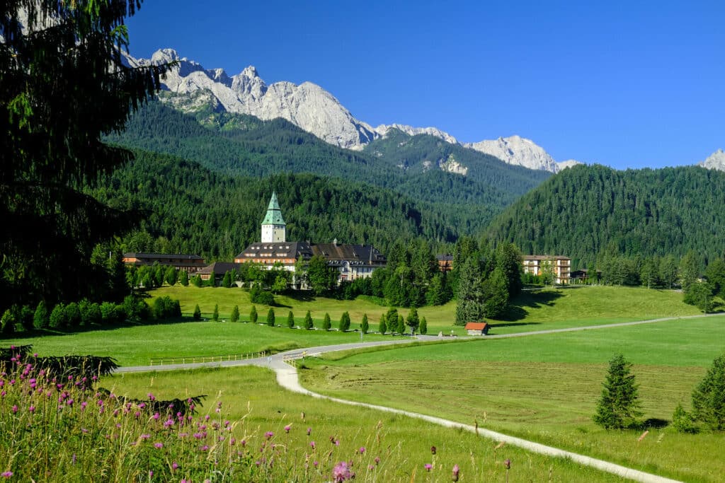 Schloss Elmau Panorama vor dem Wettersteingebirge