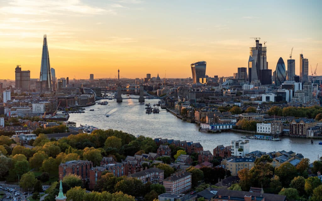 Luftbild von London City bei Sonnenaufgang