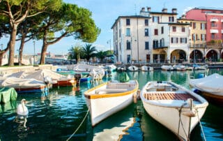 Hafen von Desenzano del Garda in Italien.