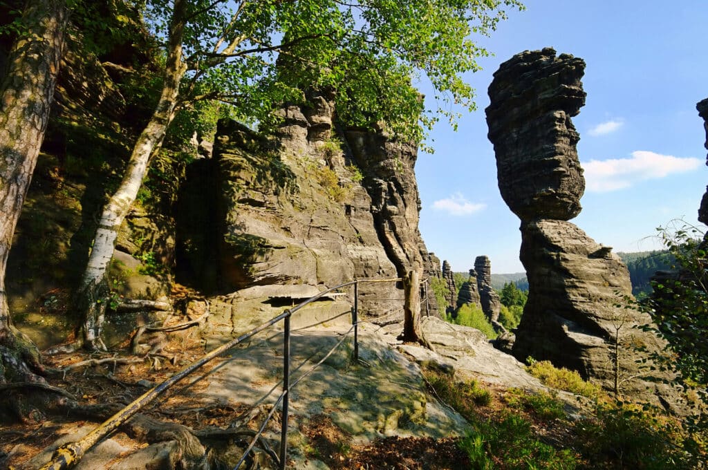 Wanderweg entlang der Herkulessäulen in Elbsandsteingebirge bei Sonnenschein im Sommer.