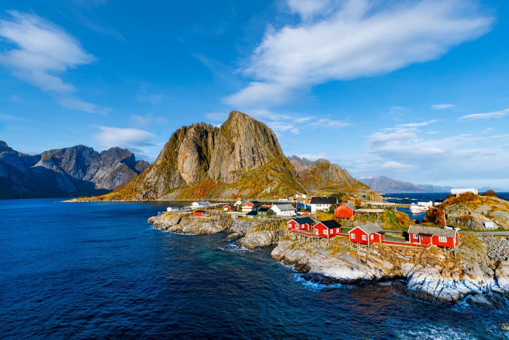 Fischerdorf auf den Lofoten, Nowegen im herbstlichen Sonnenlicht