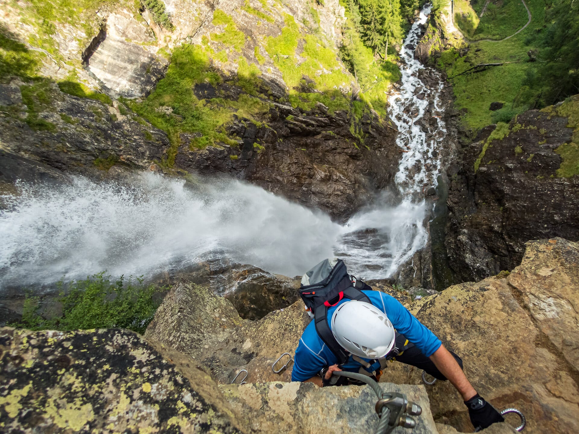 Kletterer über dem Lehner Wasserfall von oben fotografiert