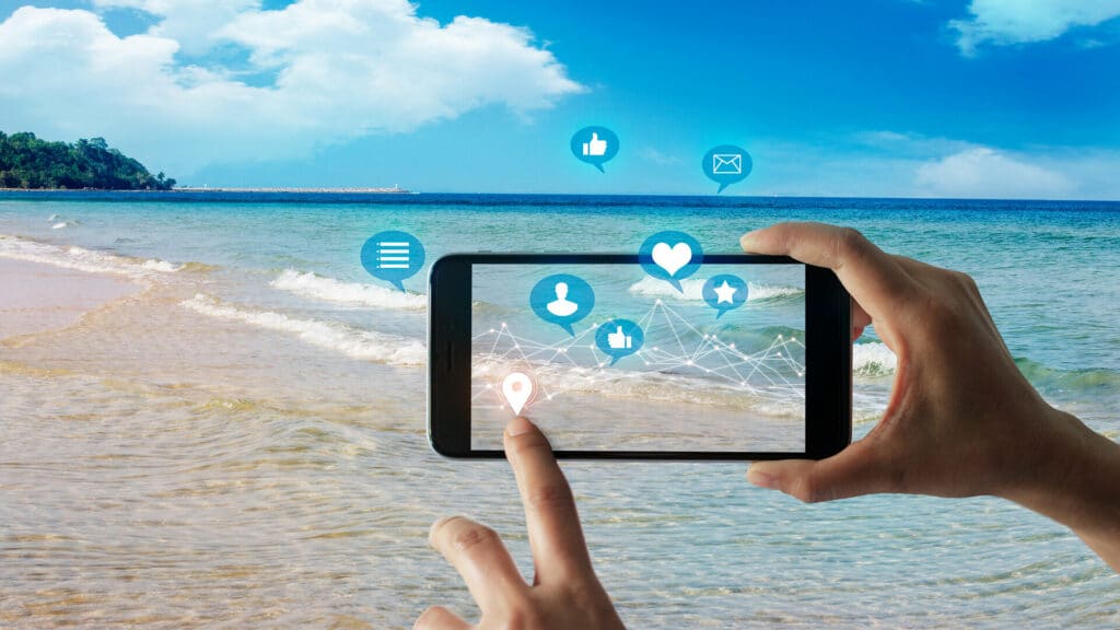 Social Media Icons auf Mobiltelefon mit Strandfoto