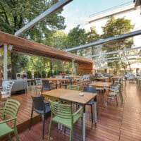 Moderne Restaurantterrasse in Stadt mit flexibler Überdachung