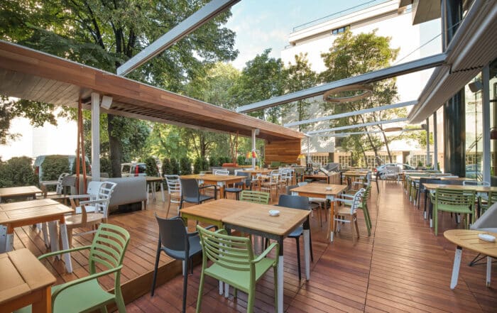 Moderne Restaurantterrasse in Stadt mit flexibler Überdachung