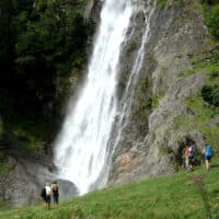 2 Wanderpaare bestaunen den Parschinser Wasserfall in Südtirol