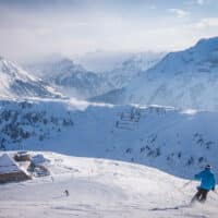 Skifahrer auf einer Piste im Zillertal bei Mayrhofen am frühen Morgen