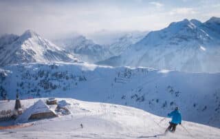 Skifahrer auf einer Piste im Zillertal bei Mayrhofen am frühen Morgen