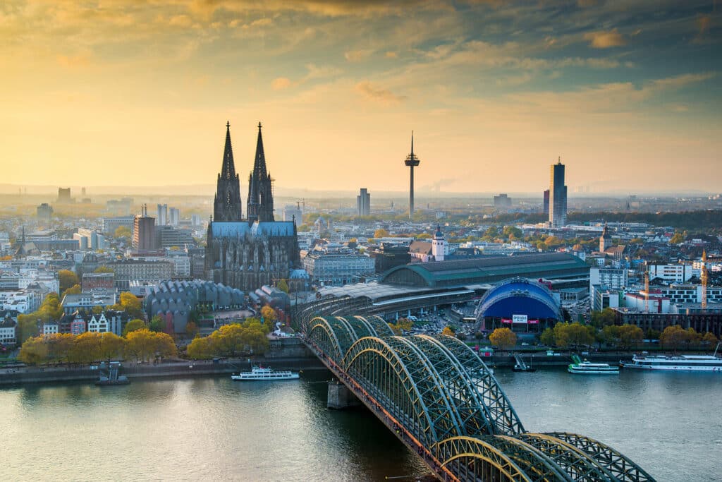 Blick auf Köln mit Dom und die Rheinbrücke an einem Spätnachmittag im Herbst.