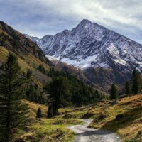 Weg zum schneebestäubten Schrankogel im Herbst