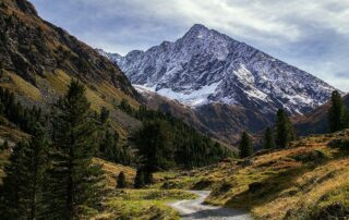 Weg zum schneebestäubten Schrankogel im Herbst