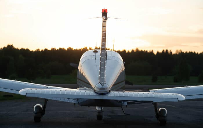 Flugzeug auf einem privaten Rollfeld, Rückansicht - Flugbegeisterte