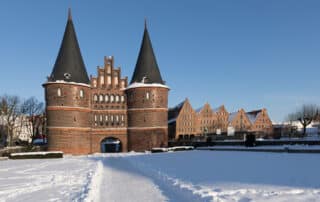 Holstentor im Winter - schlechtes Wetter in Lübeck