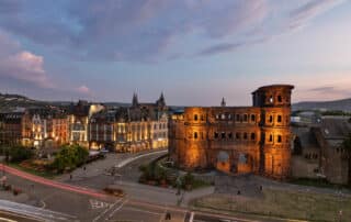 Porta Nigra in Trier zur blauen Stunde - schlechtes Wetter in Trier