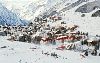 Verschneites Dorf in den Bergen - Skiurlaub