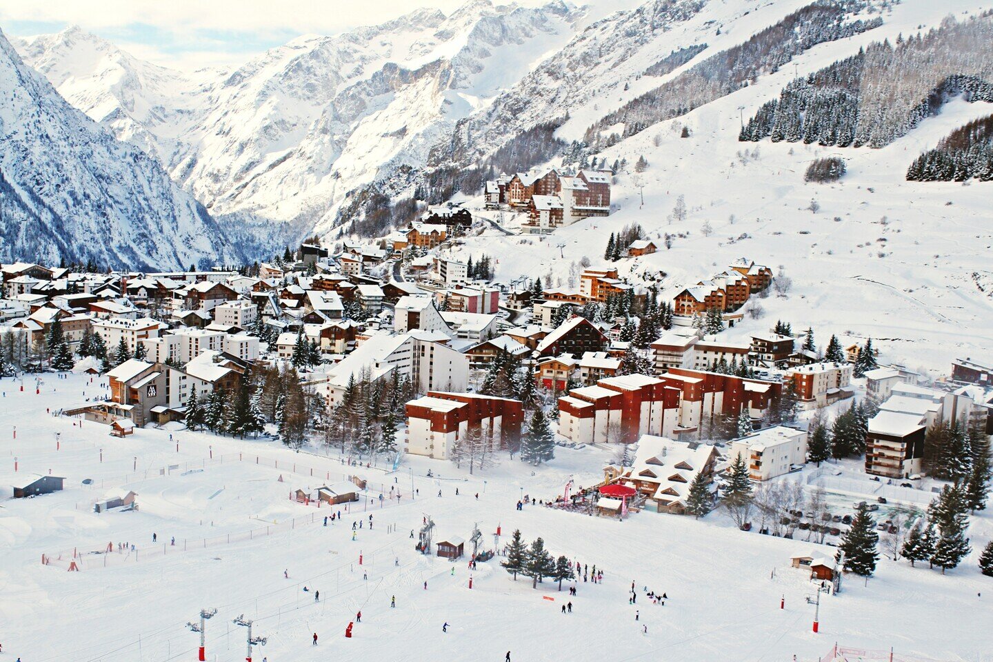 Verschneites Dorf in den Bergen - Skiurlaub