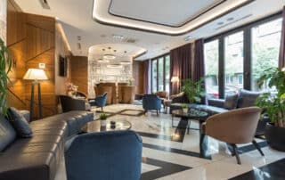 Elegant eingerichteter Eingangsbereich mit Lounge und Rezeption eine mitteleuropäischen Stadthotels